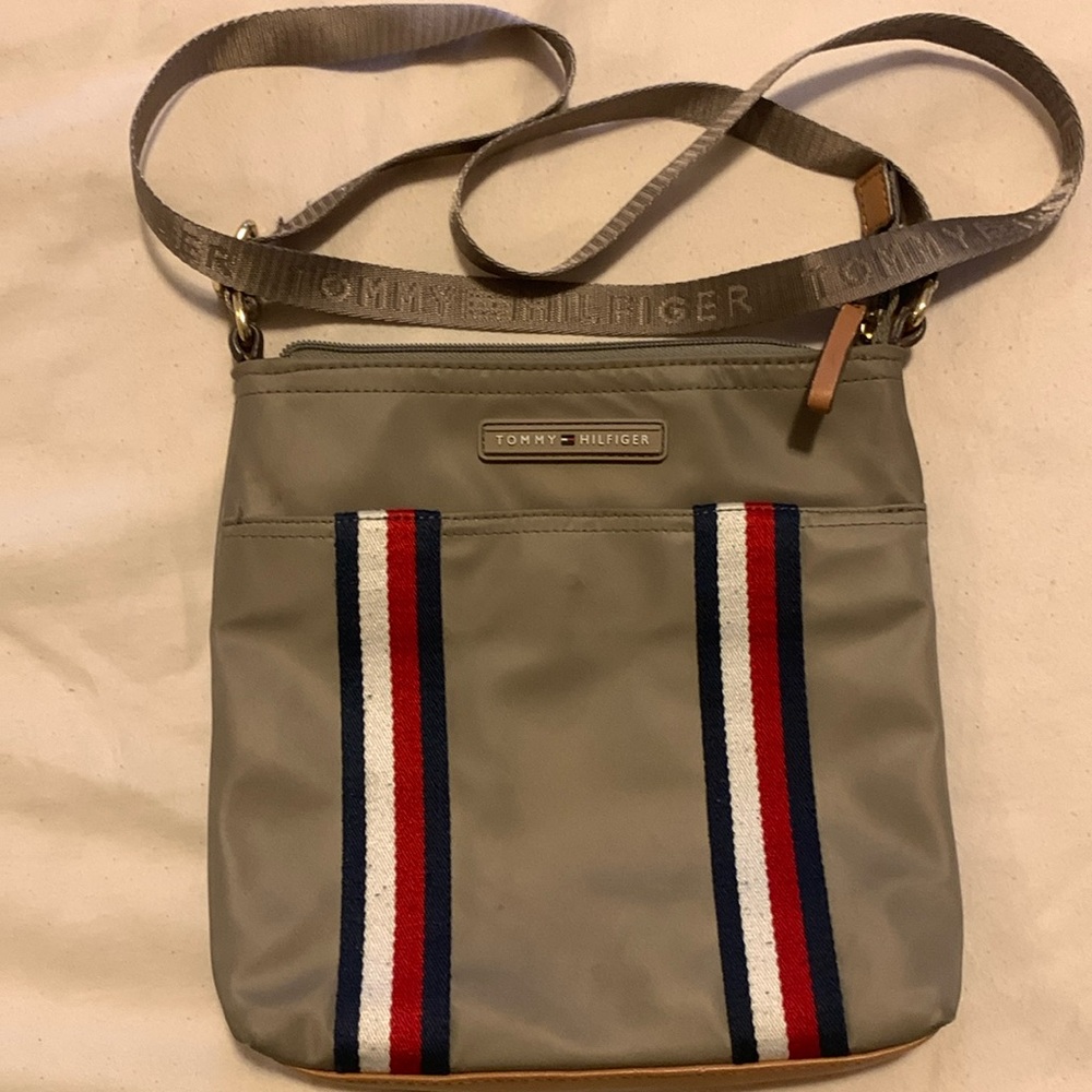 Tommy Hilfiger cross bodybag. Color tan.